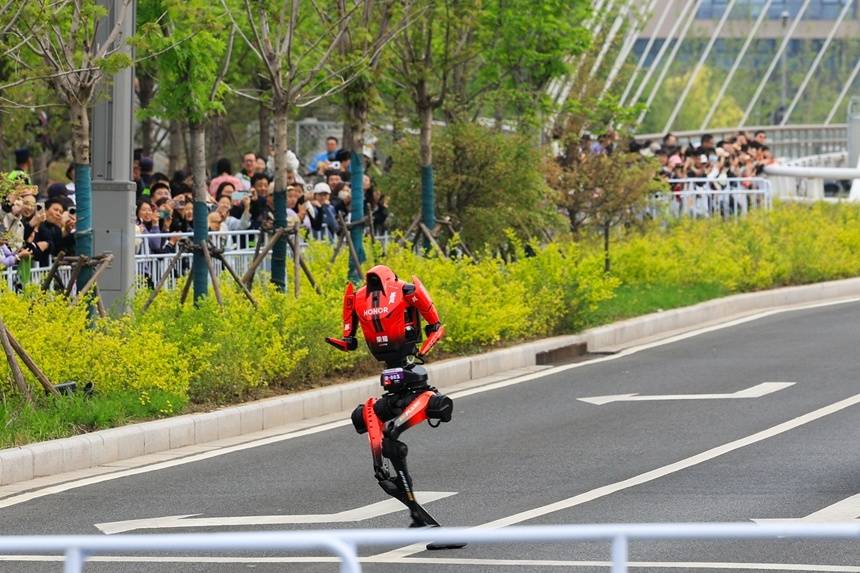 “闪电”打破半马记录，荣耀何以跨界突破