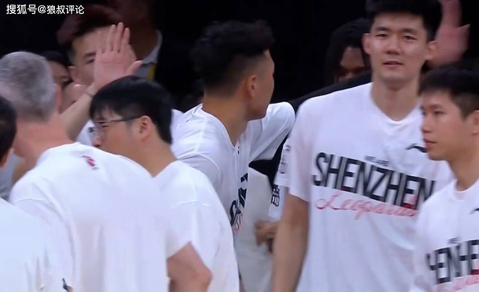 大丰收！CBA官方为贺希宁颁发最有价值球员 史密斯最佳国际球员