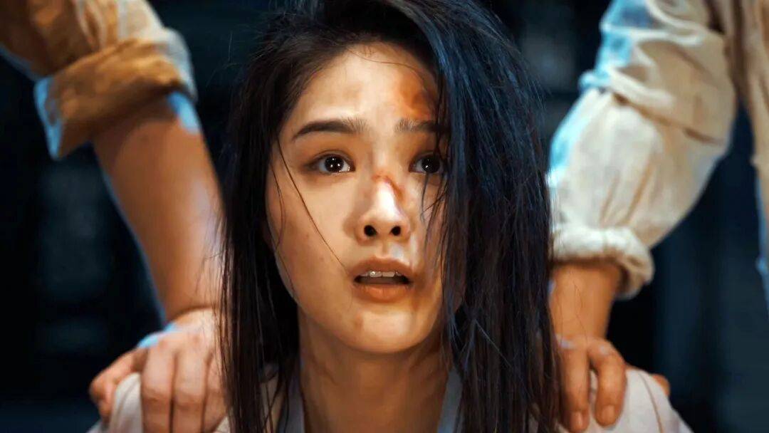 梁颂晴王李丹妮擦边香艳！包贝尔再演坏淫网大又肤浅生猛