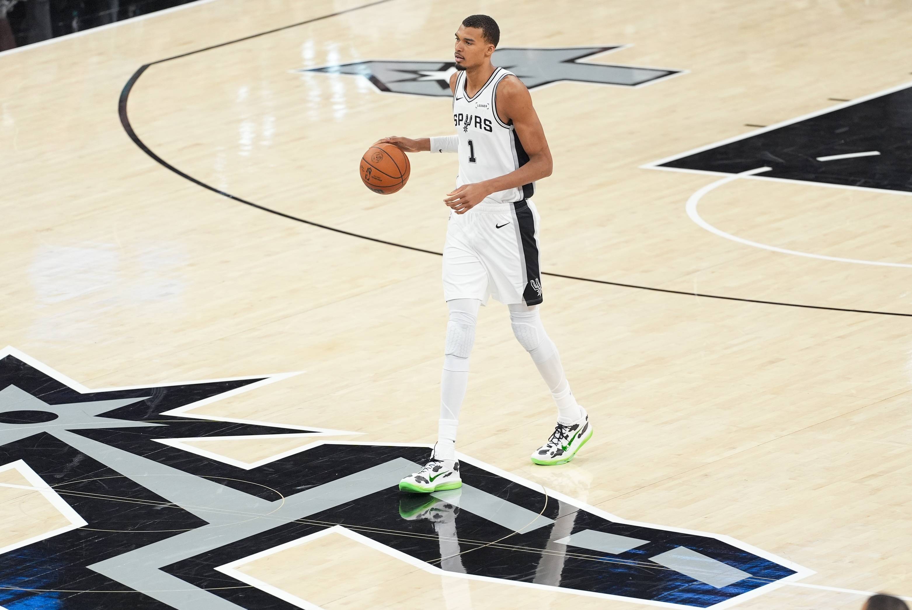 NBA球星和记者认为，文班应该多学邓肯姚明，开发最强背身单打